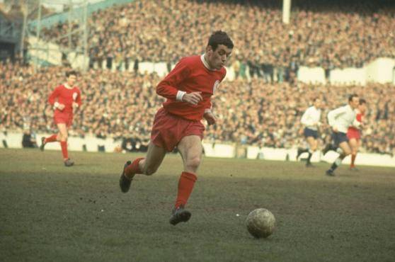  利物浦传奇告别赛场，万人致敬泪洒球场  