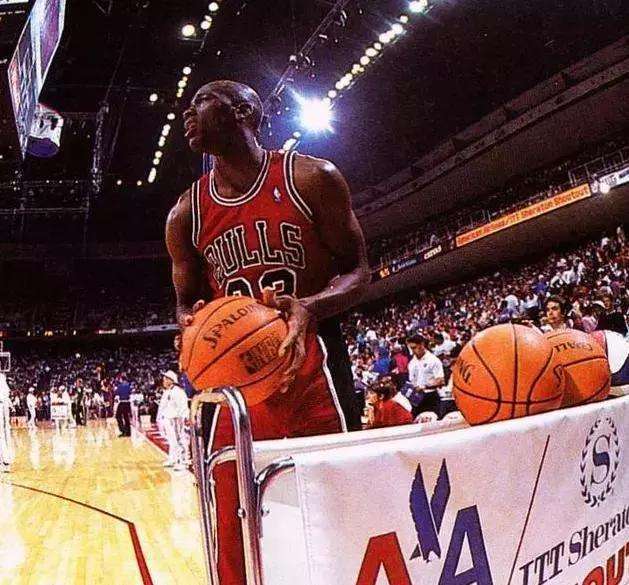  拉文三分大赛冠军手感发烫，公牛主场射落老鹰